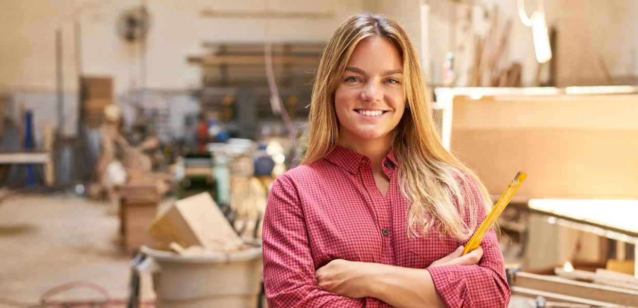 Symbolbild Ausbildung: Junge Frau in Werkstatt