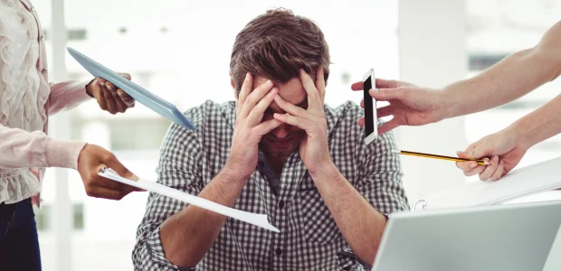 Symbolbild: Gestresster Mann im Büro