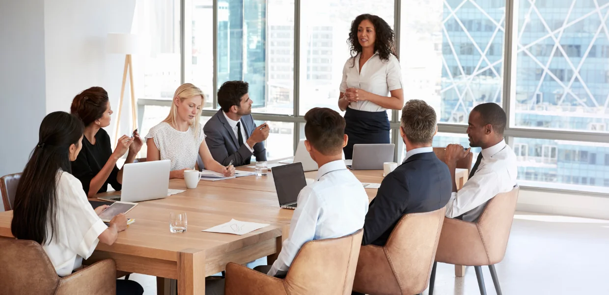 Symbolbild: Führungskraft spricht in Meeting