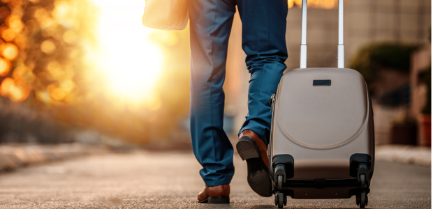 Symbolbild: Geschäftsreise mit Koffer