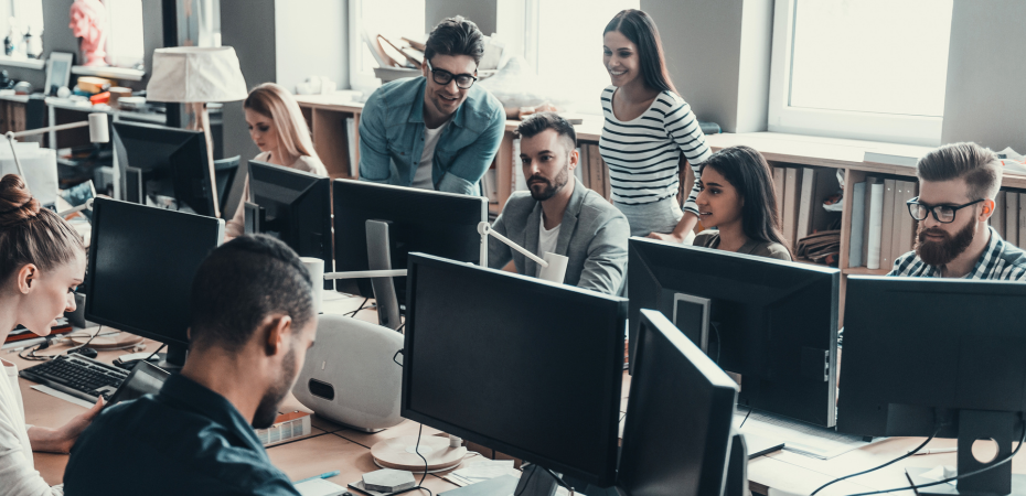 Menschen in einem Großraumbüro