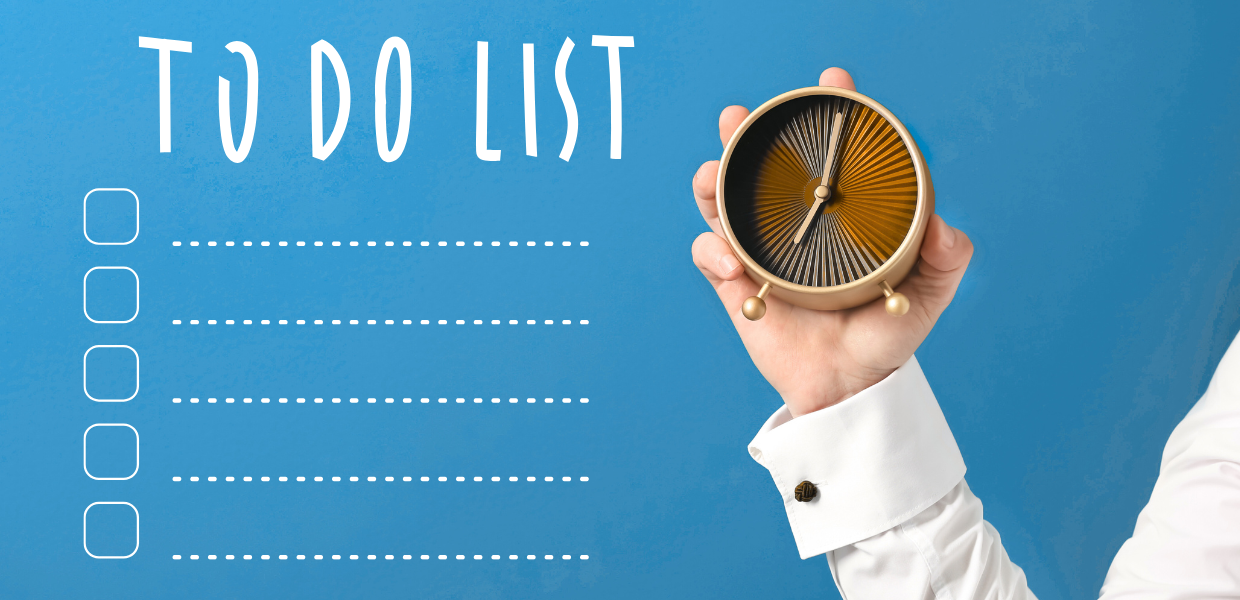 Mann in Hemd hält Wecker in Kamera, daneben eine To-do-Liste