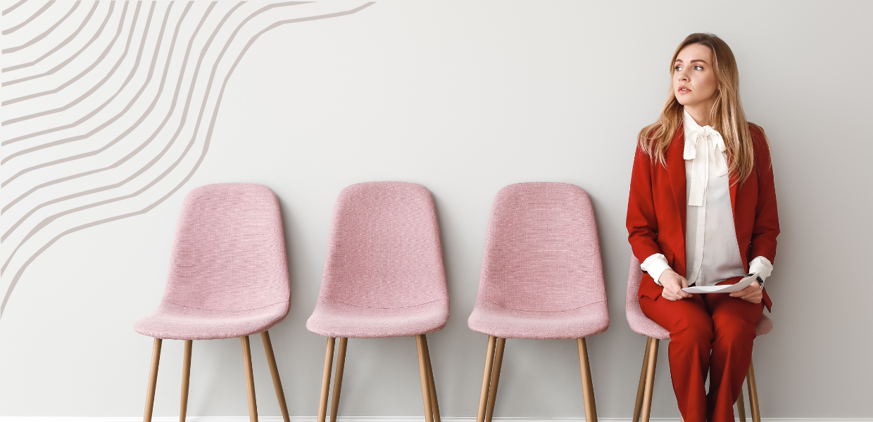 Symbolbild Bewerbung: Frau im Business-Look wartet mit Lebenslauf in der Hand