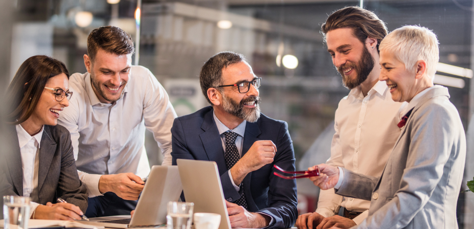 So entsteht Synergie: Teammitglieder unterschiedlicher Generationen tauschen sich aus